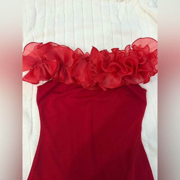 Elegant Red Ruffle Off-Shoulder Dress - Picture 3 of 5